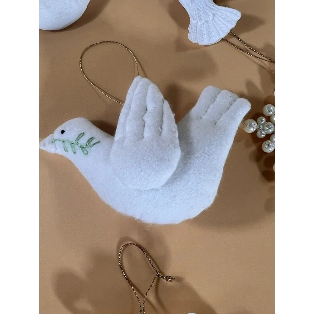 Eclectic‎ Mix Of Ornaments Cream, White, Pearl, Dove 15 pieces